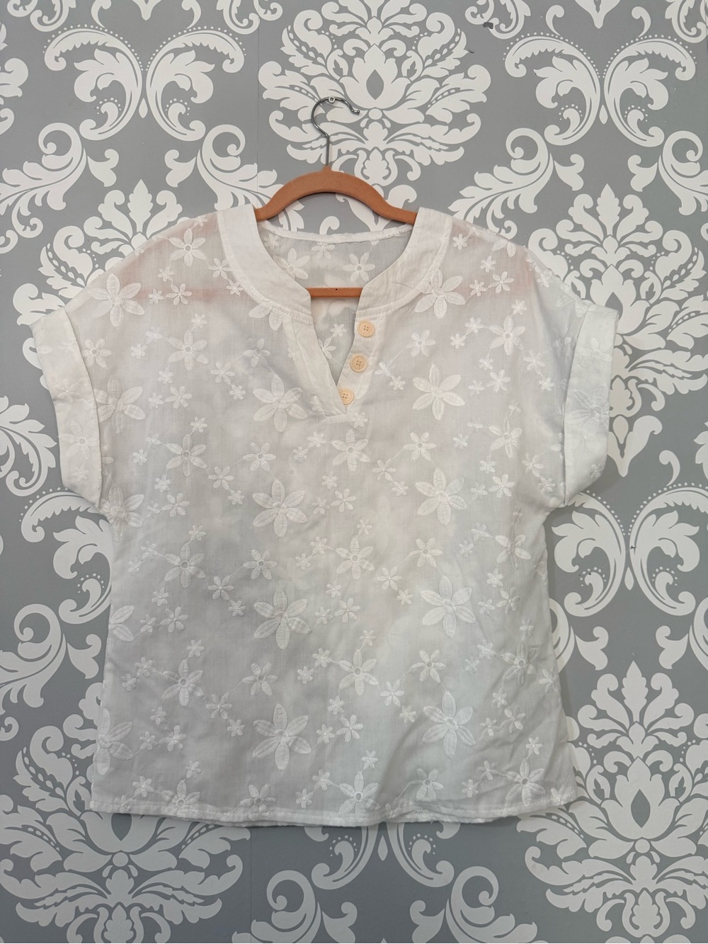 💫4/$25 • White Floral Embroidered Short-Sleeve Women's Top